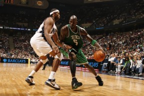 爱游戏中国官方网站-电竞之神降临NBA主场？TheShy七赛季高光震撼全美，独行侠球迷彻底沸腾！